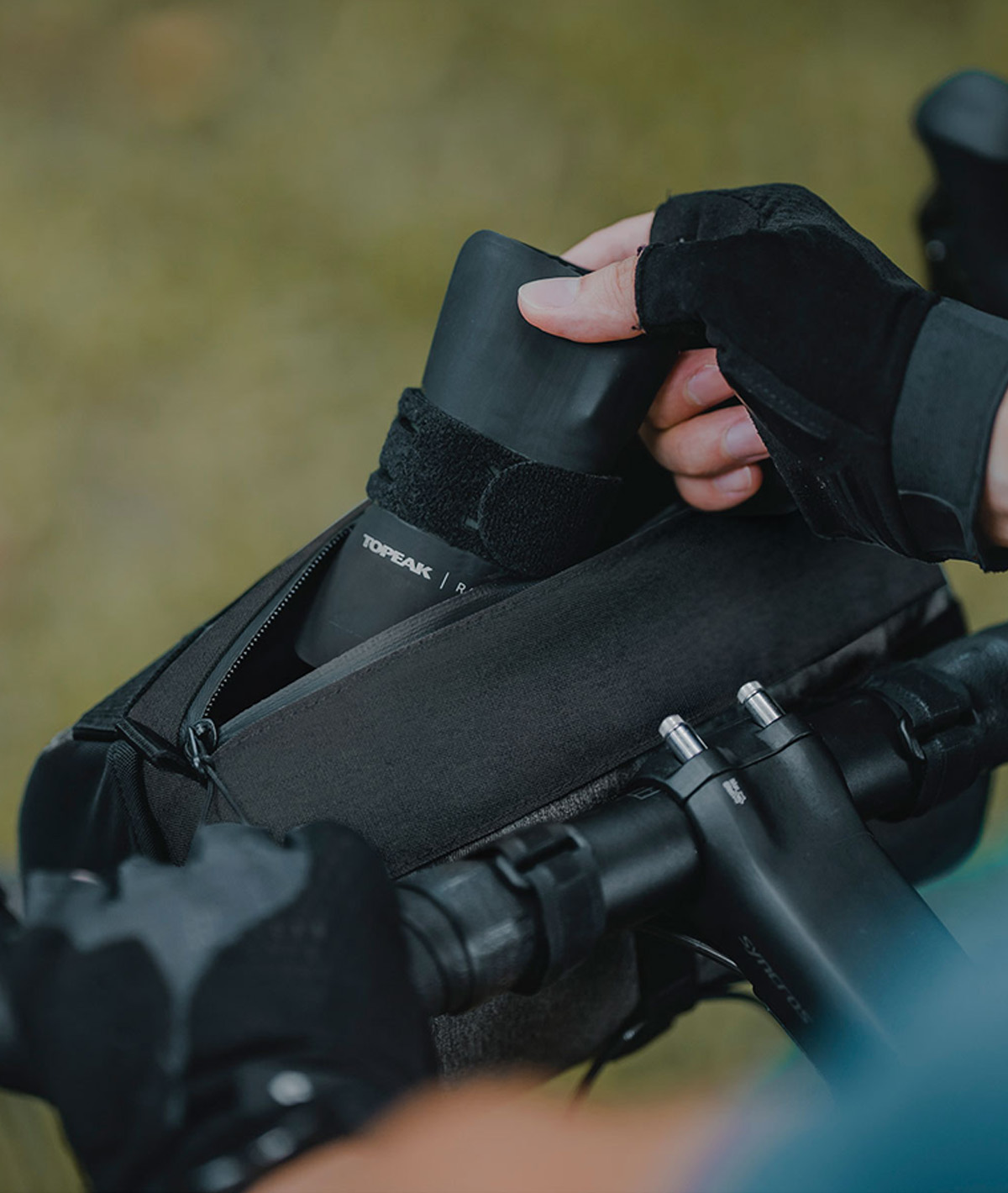 Borsello al manubrio Tubular Barbag (3,8L) nero con cinturino in velcro