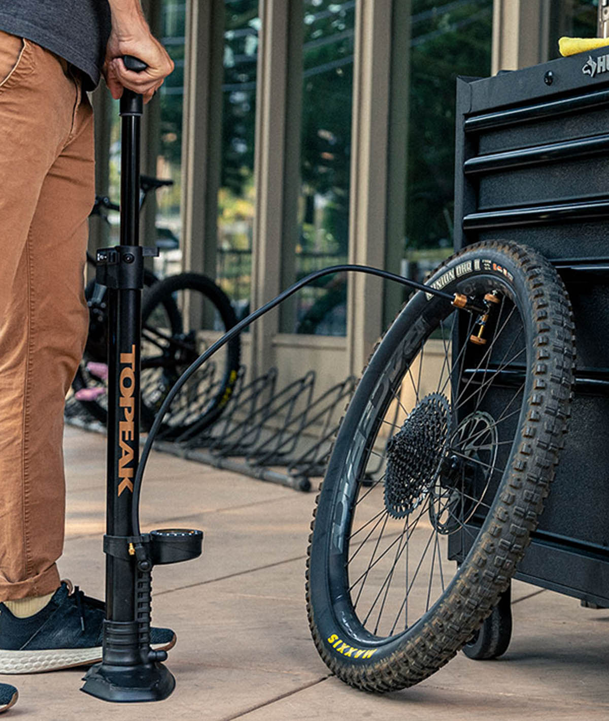 Pompa da pavimento JoeBlow Tubi 2Stage con raccordo TubiHead e manometro analogico 11 bar/160 psi