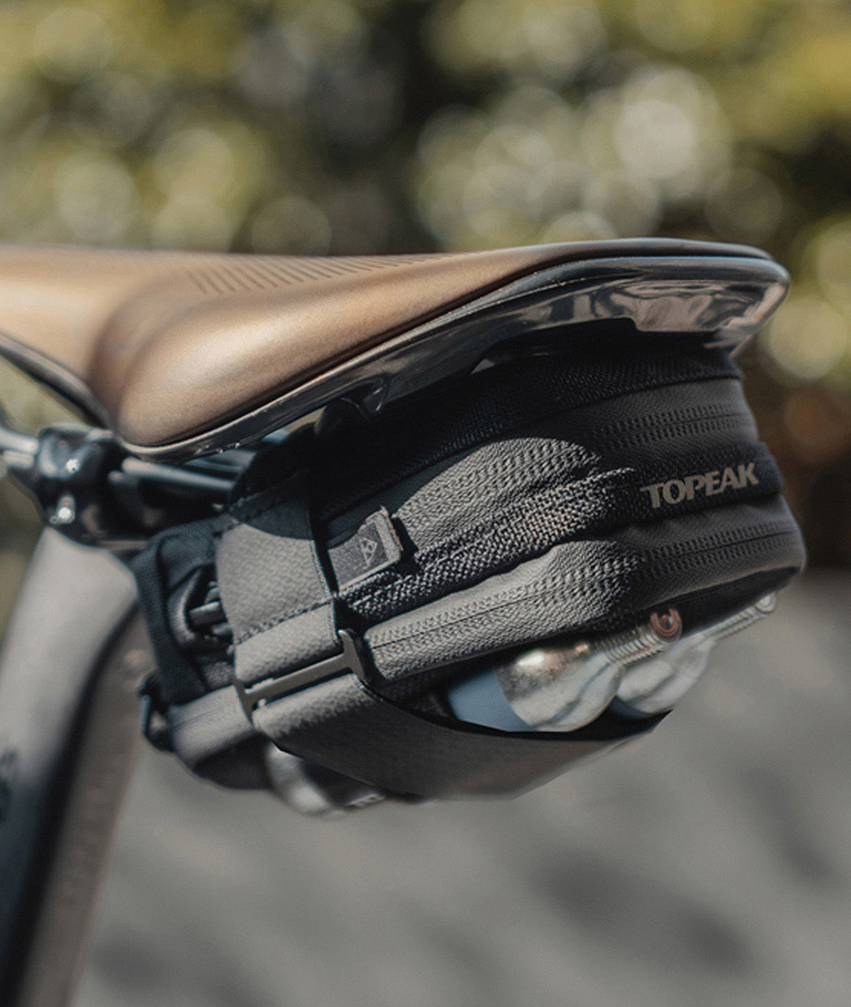 Borsello sottosella Elementa SeatBag Pro (0,3 L) nero con Utensile Ratchet Rocket Essential e cinturino in velcro