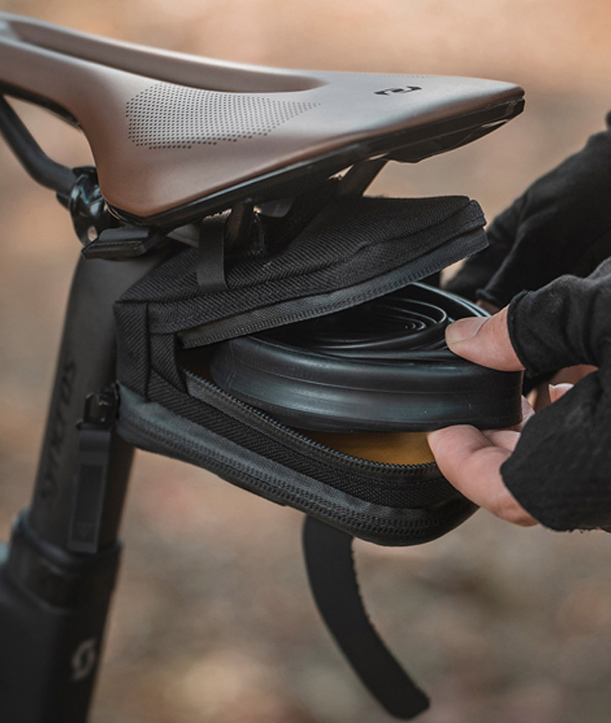 Borsello sottosella Elementa SeatBag Pro (0,3 L) nero con Utensile Ratchet Rocket Essential e cinturino in velcro