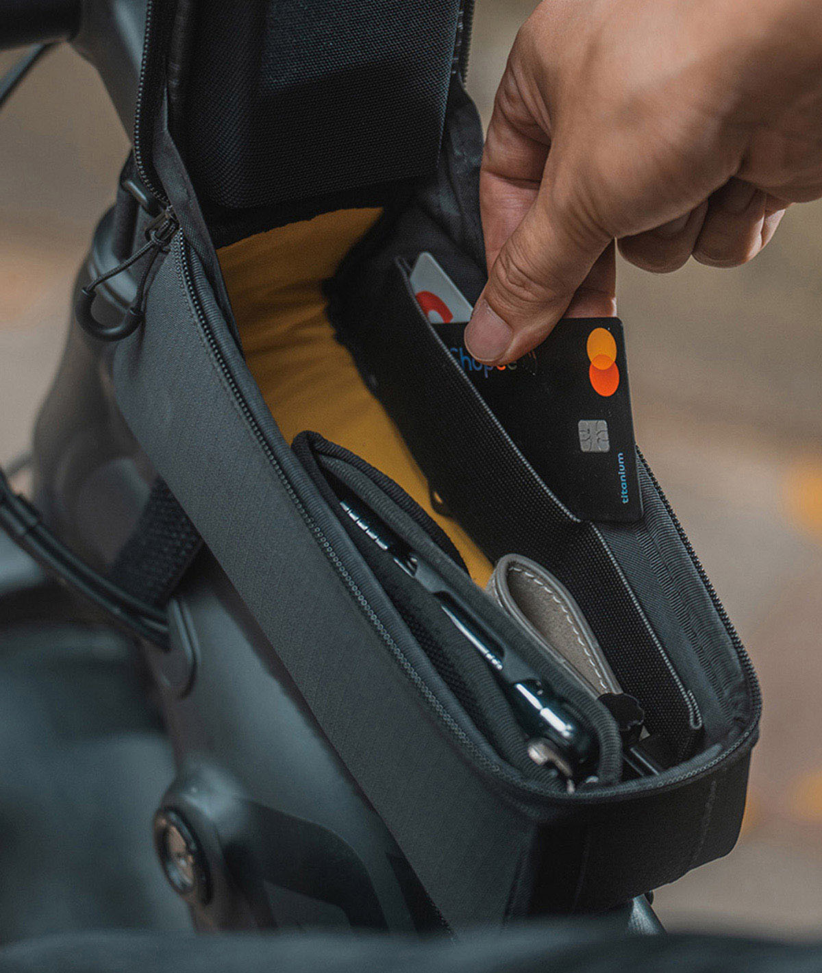 Borsello tubo orizzontale (sopra) Bento Pack (0,85 L) nero con cinturini in velcro