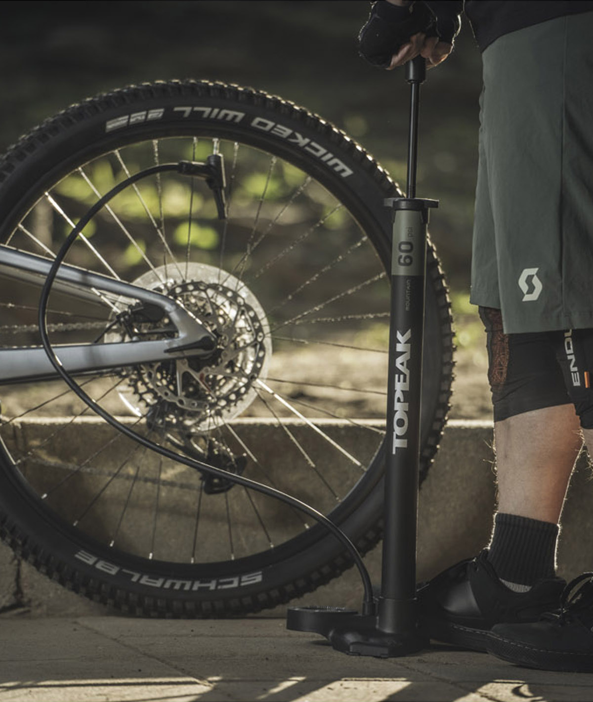 Pompa da Pavimento JoeBlow Mountain EX con raccordo Smarthead e manometro analogico 4 BAR/60 PSI