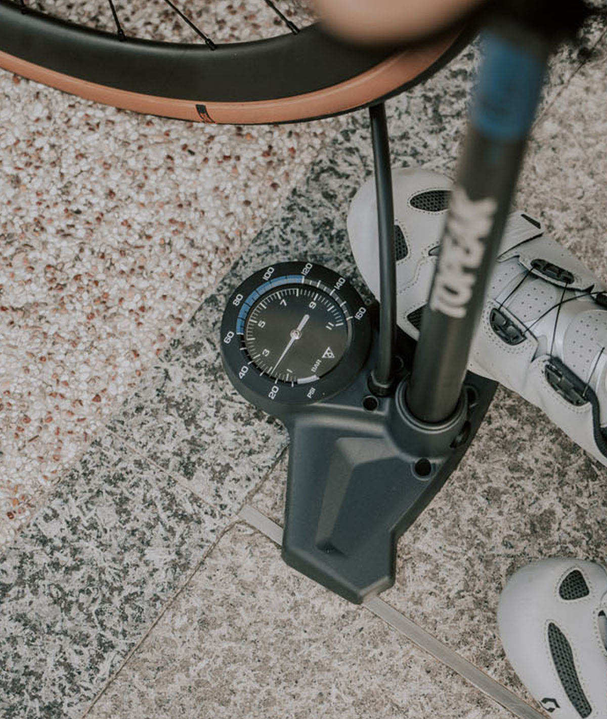 Pompa da pavimento Joeblow Roadie Ex con raccordo Smarthead e manometro analogico 11 Bar/160 PSI