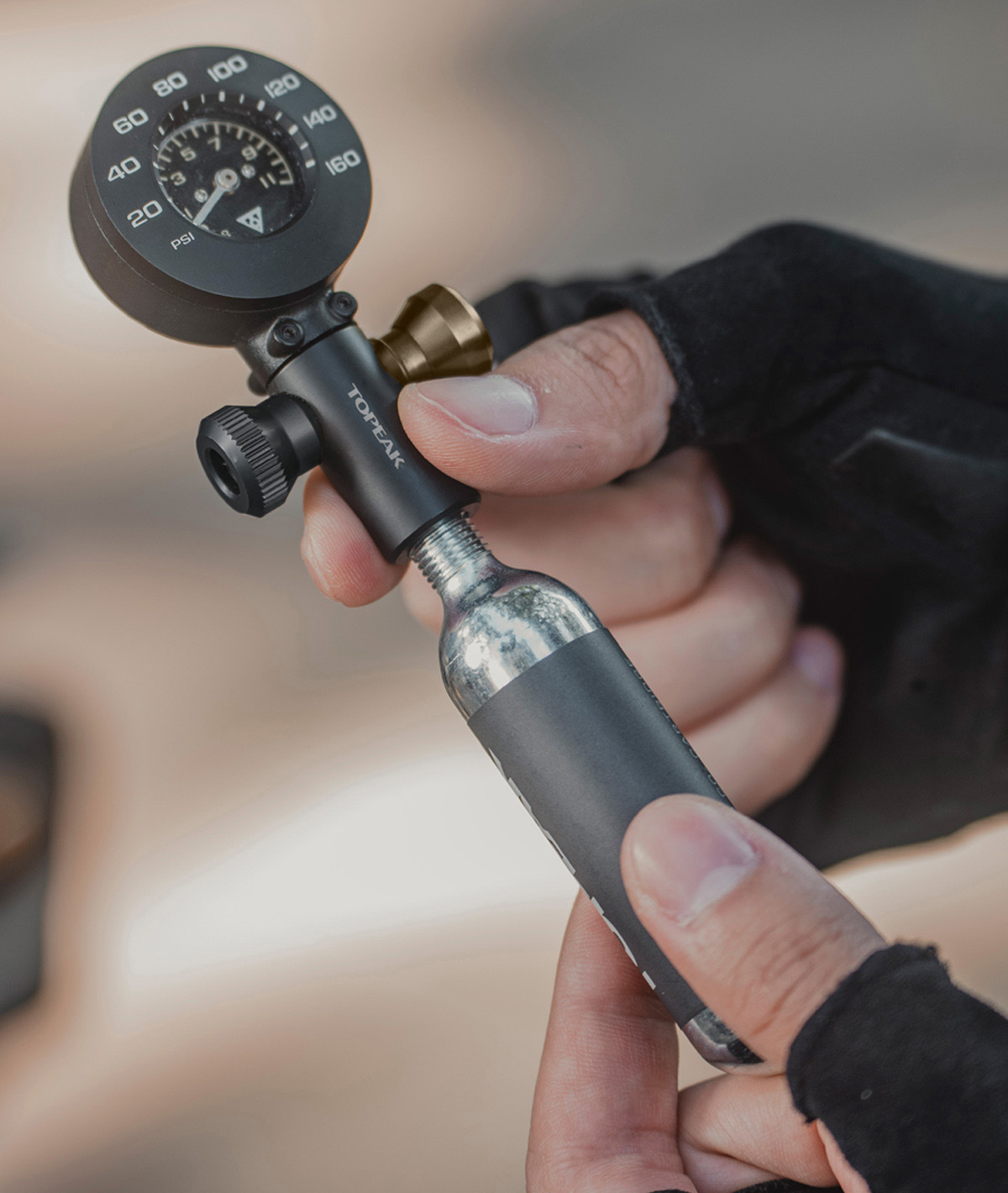 Airbooster CO2 G+ 2 in 1 con manometro analogico 11 bar/160 psi thumbnail