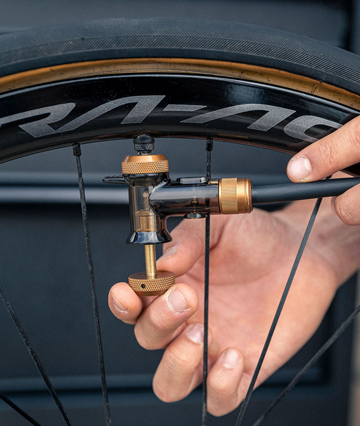 Pompa da pavimento JoeBlow Tubi 2Stage con raccordo TubiHead e manometro analogico 11 bar/160 psi thumbnail