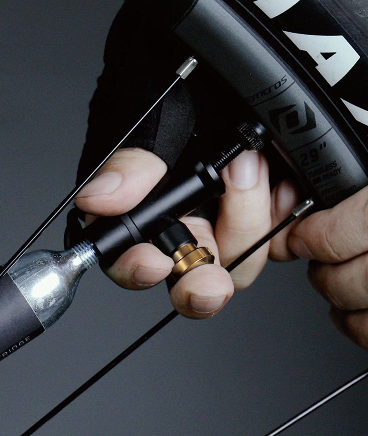 Kit utensili Tubi Master X per coperture tubeless con cinturino in velcro thumbnail