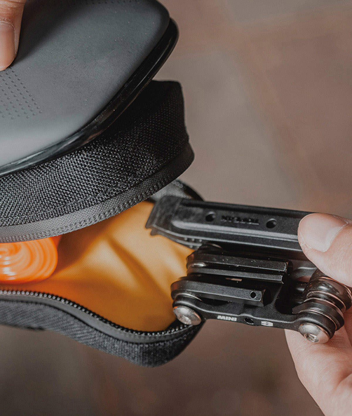 Borsello sottosella Elementa Seatbag Slim taglia XS (0,2 L) nero con cinturino in velcro thumbnail