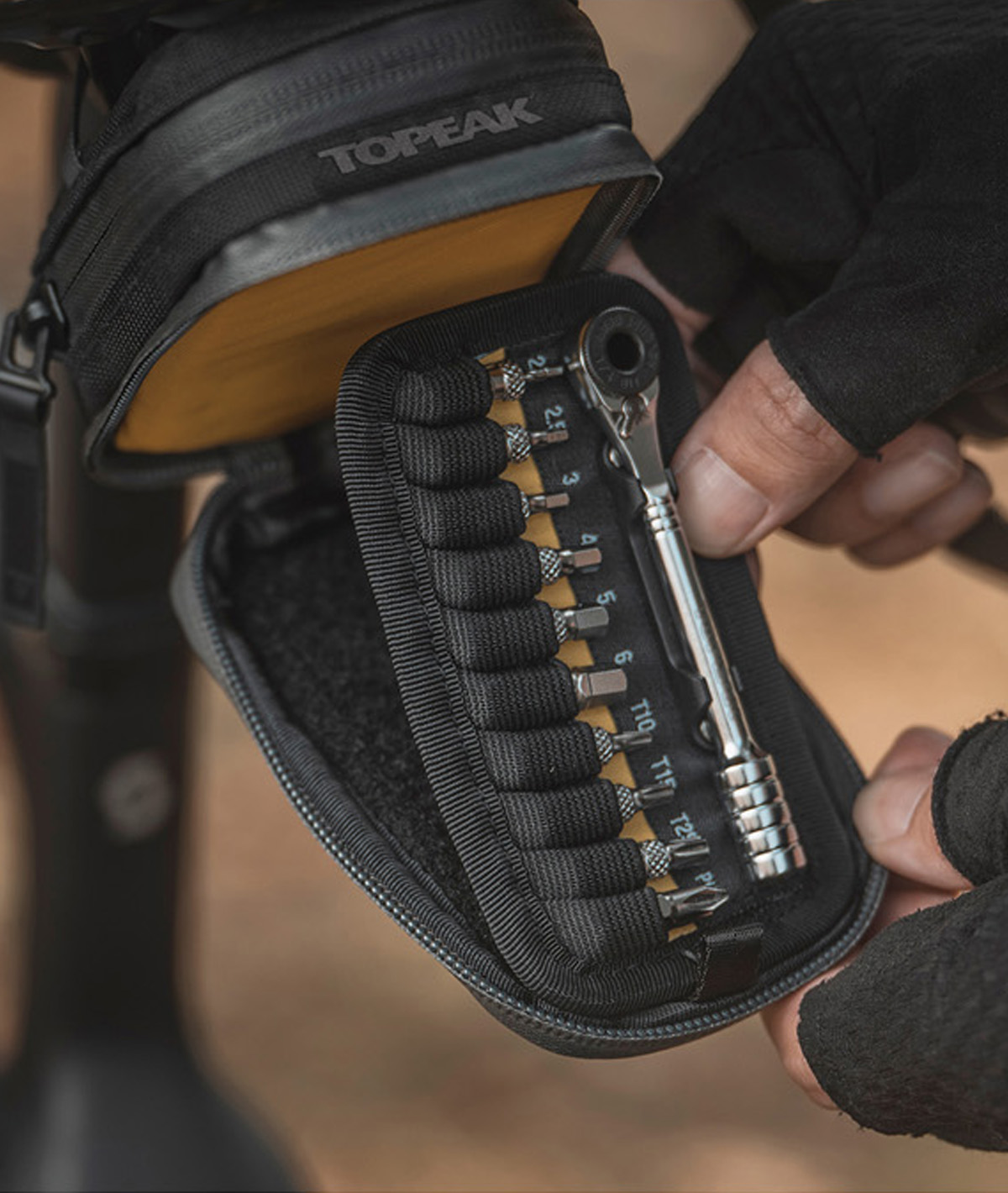 Borsello sottosella Elementa SeatBag Pro (0,3 L) nero con Utensile Ratchet Rocket Essential e cinturino in velcro thumbnail