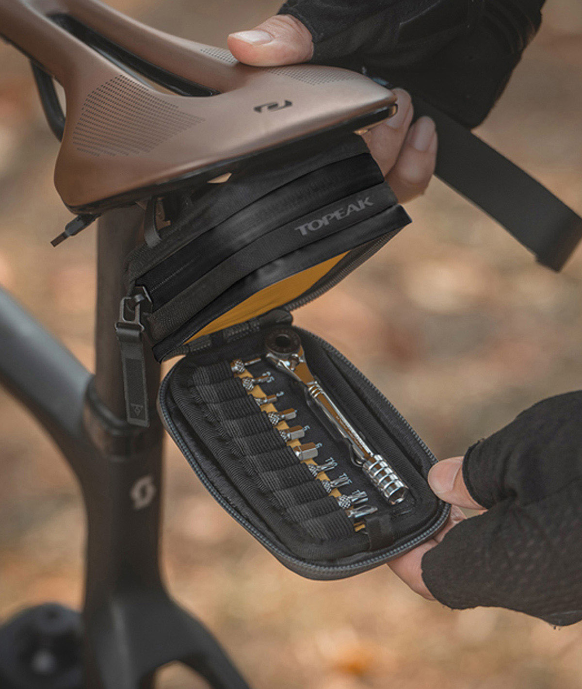 Borsello sottosella Elementa SeatBag Pro (0,3 L) nero con Utensile Ratchet Rocket Essential e cinturino in velcro thumbnail