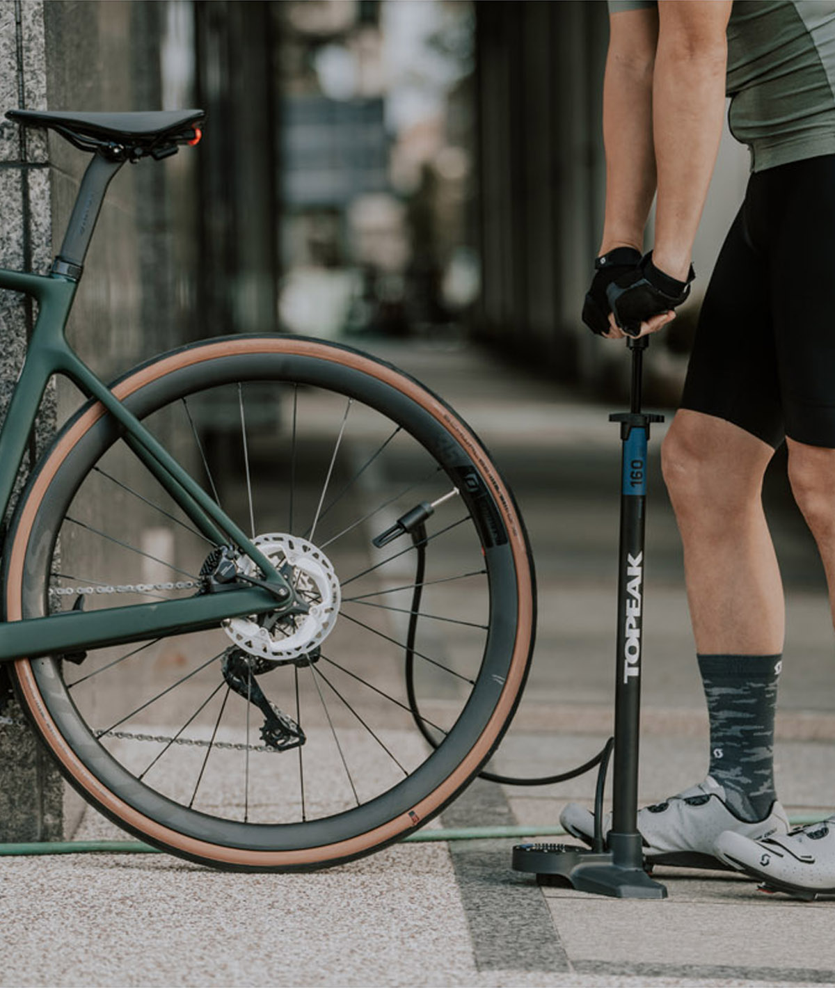 Pompa da pavimento Joeblow Roadie Ex con raccordo Smarthead e manometro analogico 11 Bar/160 PSI thumbnail