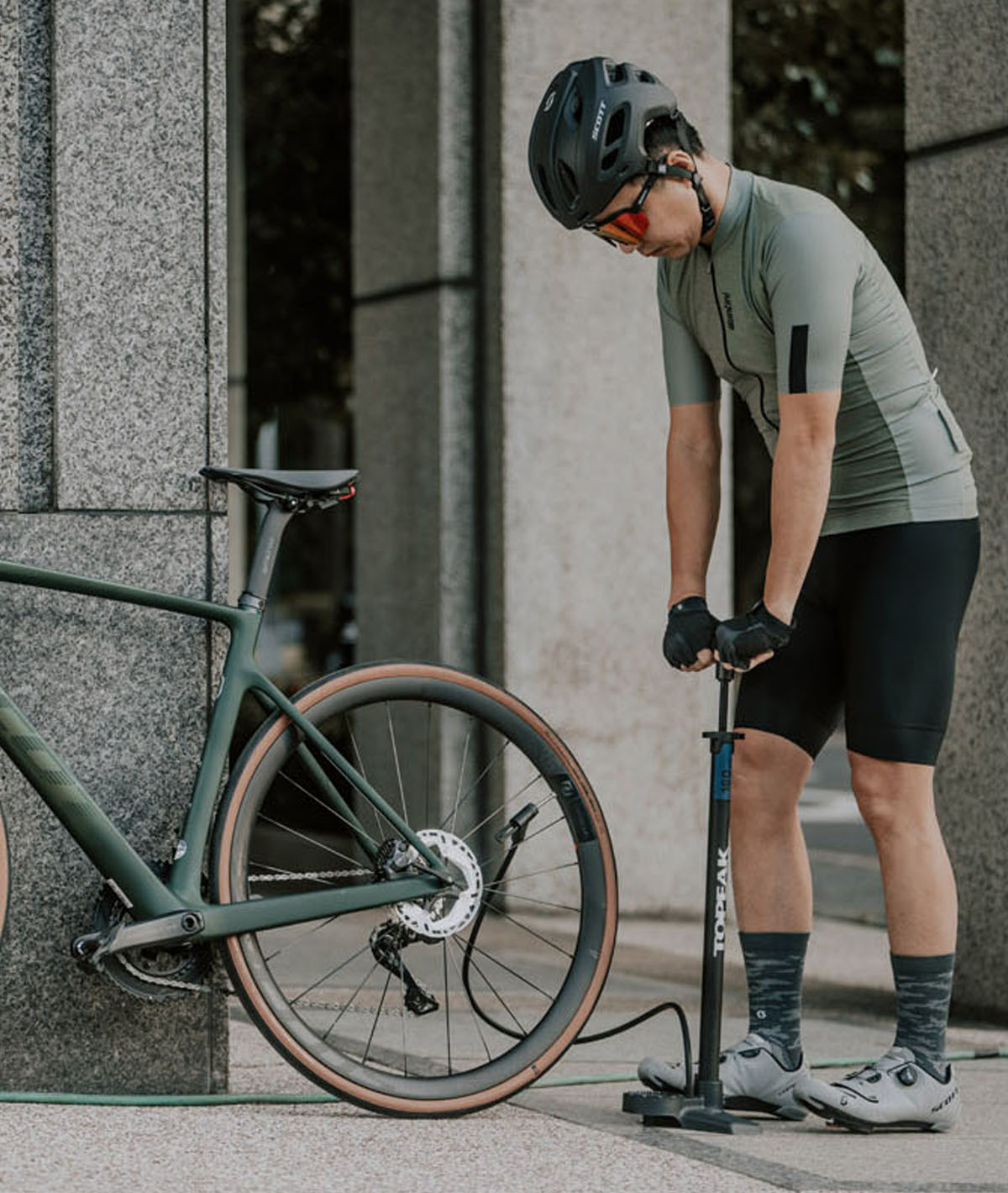 Pompa da pavimento Joeblow Roadie Ex con raccordo Smarthead e manometro analogico 11 Bar/160 PSI thumbnail