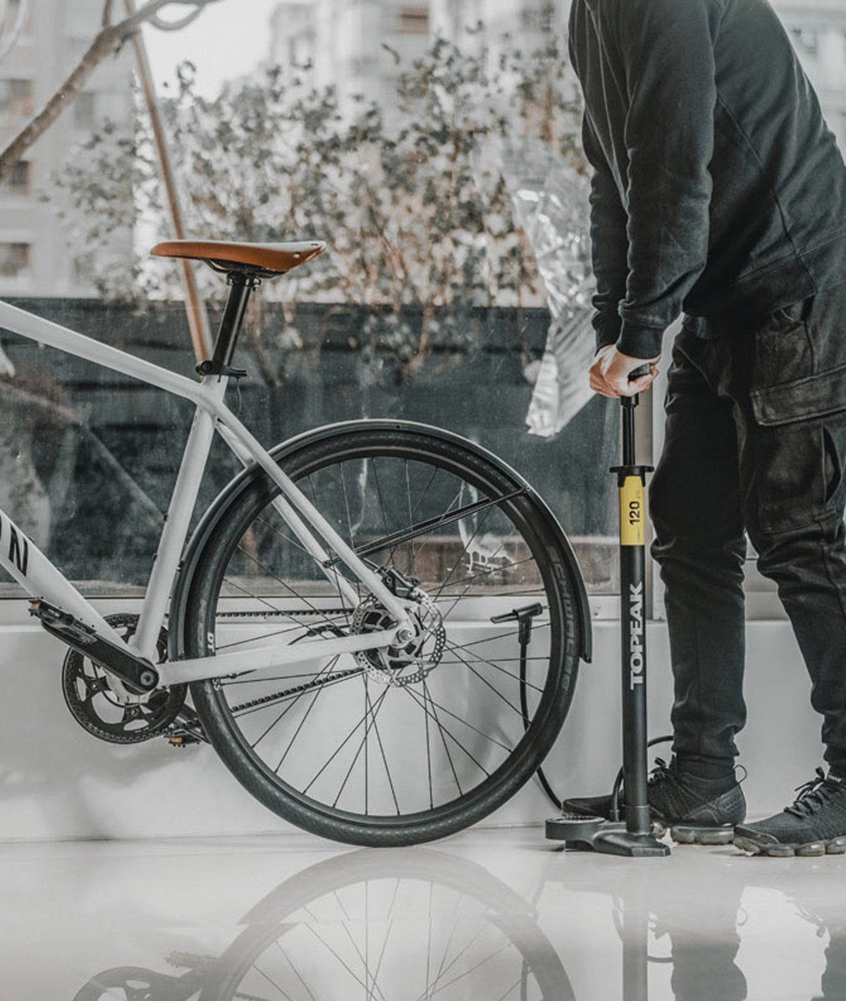 Pompa da pavimento Joeblow Urban Ex con raccordo Smarthead e manometro analogico 8 Bar/120 PSI thumbnail