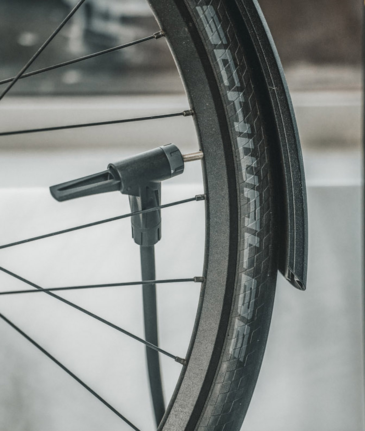 Pompa da pavimento Joeblow Urban Ex con raccordo Smarthead e manometro analogico 8 Bar/120 PSI thumbnail