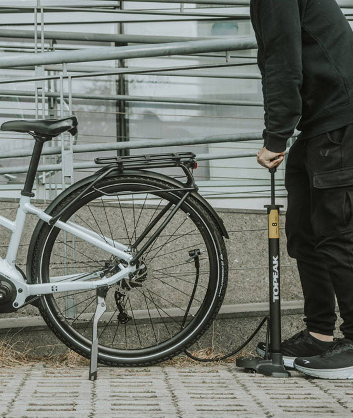 Pompa da pavimento Joeblow Urban Ex con raccordo Smarthead e manometro analogico 8 Bar/120 PSI thumbnail