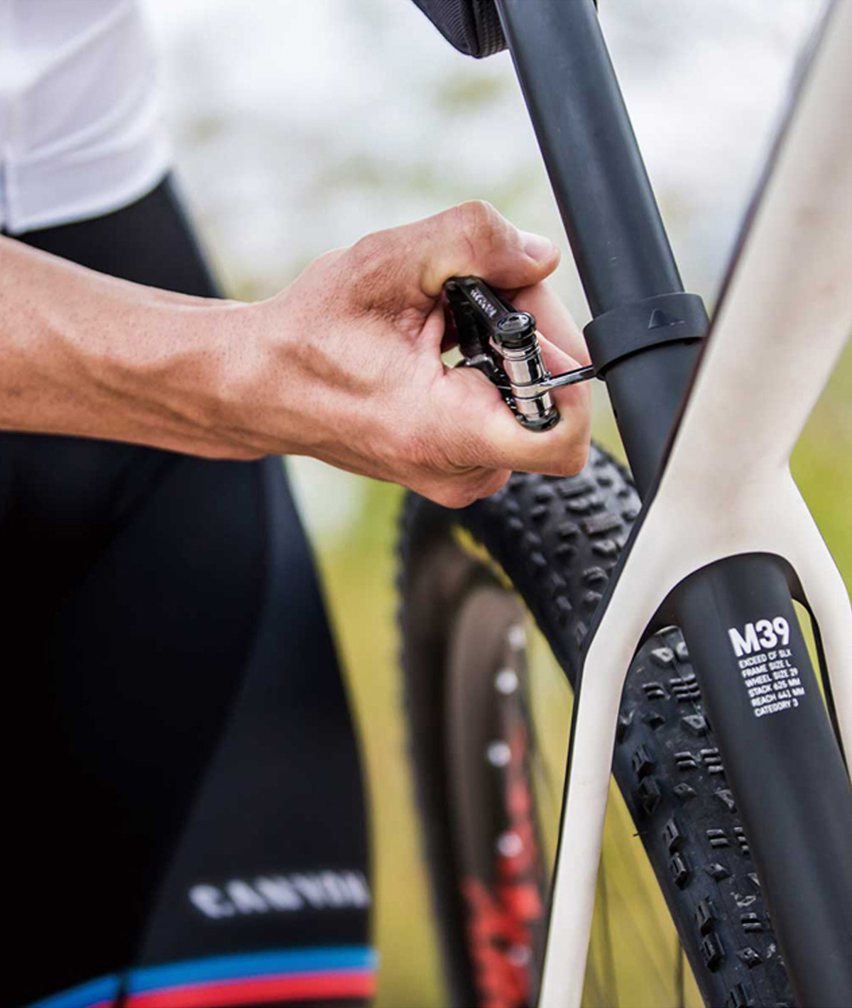 Chiave multiuso Mini 20 Pro (23 funzioni) nera con custodia thumbnail